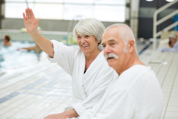 Obraz premium senior happy couple in swimming pool