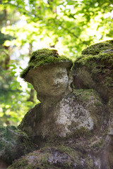 Fototapeta na wymiar Schöne alte Steinfigur mit Moos