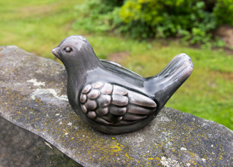 Keramiktaube auf dem Grabstein 