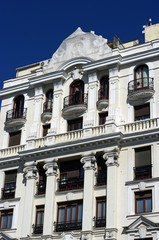 Femme contemplant la Plaza Ana depuis un immeuble