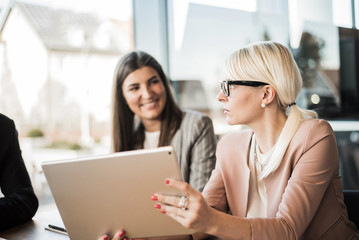 Chef und Mitarbeiter in der Besprechung im Büro