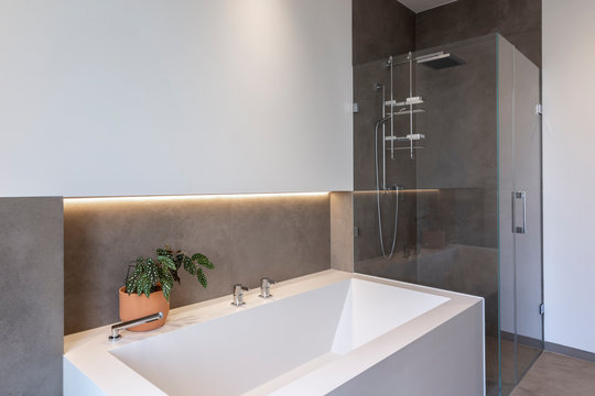 Modernes Badezimmer mit geraden Linien und gro&szlig;en Fliesen