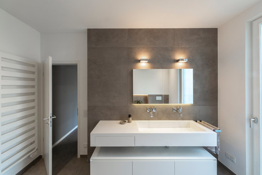 Modernes Badezimmer mit geraden Linien und gro&szlig;en Fliesen