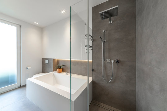 Modernes Badezimmer mit geraden Linien und gro&szlig;en Fliesen