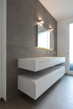 Modernes Badezimmer mit geraden Linien und gro&szlig;en Fliesen