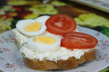  sandwiches from a loaf with cheese, egg, tomato