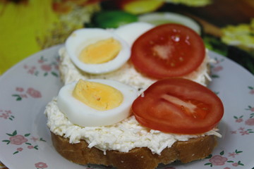  sandwiches from a loaf with cheese, egg, tomato
