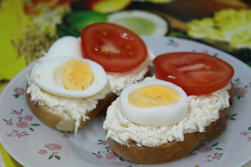  sandwiches from a loaf with cheese, egg, tomato