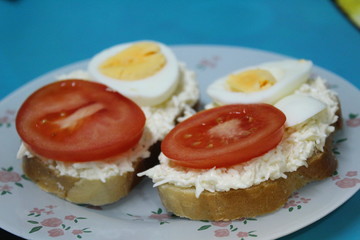  sandwiches from a loaf with cheese, egg, tomato