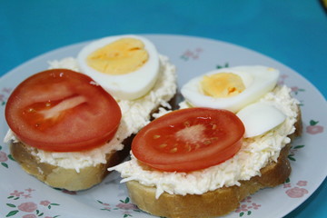  sandwiches from a loaf with cheese, egg, tomato