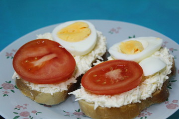  sandwiches from a loaf with cheese, egg, tomato