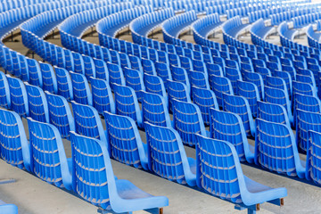 Naklejka premium Rows of blue plastic chairs on a metal base in rows around the circle in the hall for business presentations