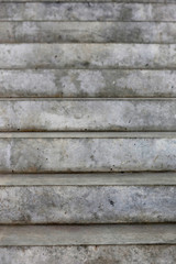 Moderne schlichte Treppen, Treppenstufen aus grauem Beton, die nach oben führen