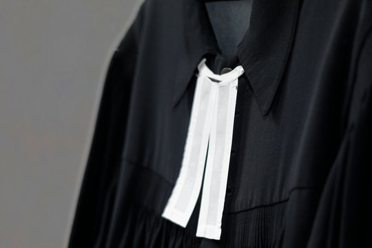 Detailbild von einem schwarzen Talar mit wei&szlig;em Beffchen Kragen als Berufsbekleidung von Pfarrer und Pfarrerin der evangelischen Kirche.