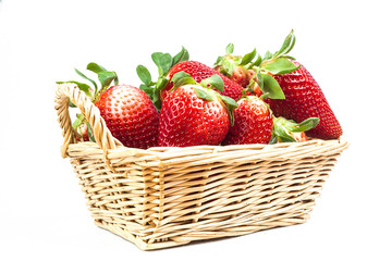 FRESAS ROJAS EN CESTA DE MIMBRE SOBRE FONDO BLANCO