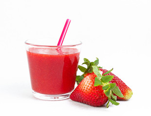 FRESAS Y ZUMO DE FRESA EN VASO SOBRE FONDO BLANCO