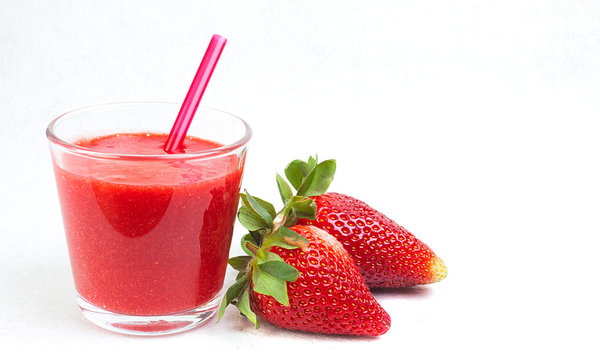 UMO DE FRESA Y FRESAS NATURALES SOBRE FONDO BLANCO