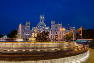 Obraz premium Europe, Spain, Madrid, Plaza de Cibeles Palace dusk