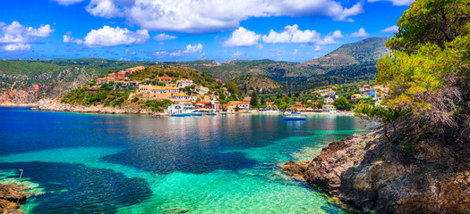 Fototapeta na wymiar Amazing colorful Greece - Assos village in Kefalonia. Ionian islands