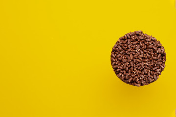 Enjambre de cereal con chocolate lado izquierdo con espacio