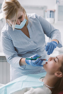 Dental putting anesthesia for painless tooth cleaning