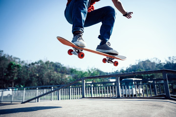 Skateboarder skateboarding at skatepark ramp - obrazy, fototapety, plakaty