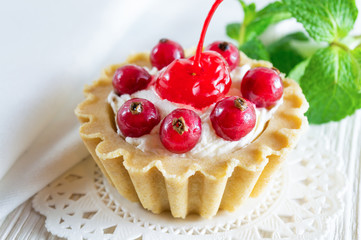Delicious tartlet with fresh berries and cream cheese.