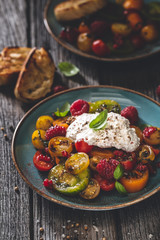 Salade de Tomate Heirloom, Burrata, Framboise pour l'été