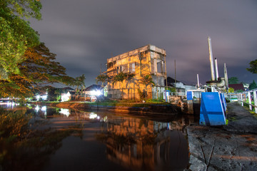 Fototapeta na wymiar River on the edge of town Night photo Location of poor East Java Indonesia