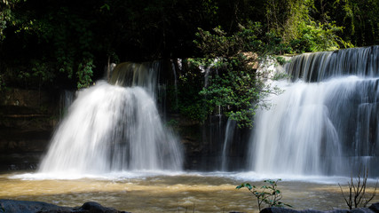 Fototapeta premium Wodospady w porze deszczowej Czerwona ziemia i woda płyną przy wodospadzie Si Dit, Phetchabun w Tajlandii.