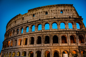 Fototapeta na wymiar Fachada do Coliseu de Roma à noite