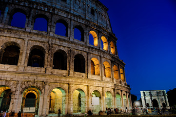 Fototapeta na wymiar Fachada do Coliseu de Roma à noite