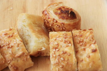 Sliced ​​bread, sprinkled with cereals For breakfast, eat with coffee in the morning.