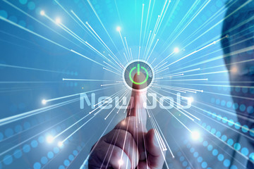 Ein Mann drückt auf den Knopf für neuen Job