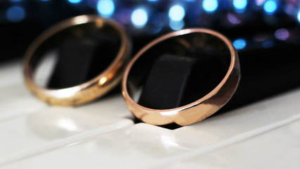 piano and wedding rings so close