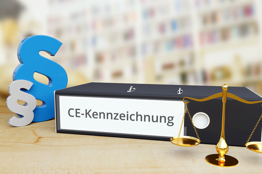CE-Kennzeichnung – Gesetz/Recht. Ordner auf Schreibtisch mit Beschriftung neben Paragraf und Waage. Anwalt