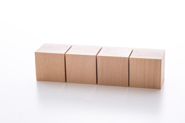 並んだ4個の木製のブロック