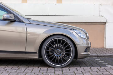 Autofelge von einem Auto vorne