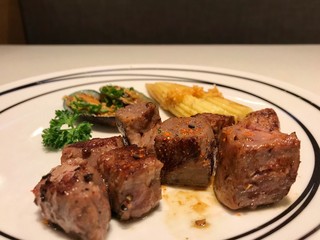close up beef steak on white ceramic plate for lunch
