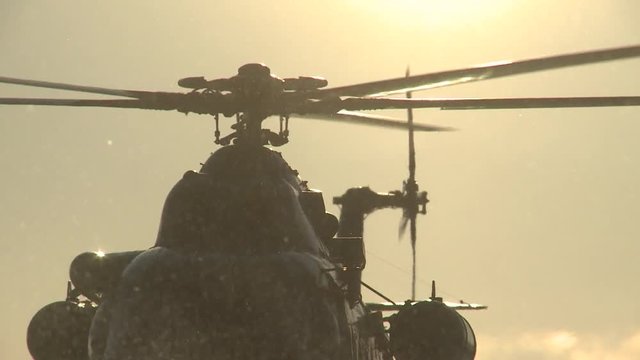 The rise of the helicopter Mi-8 in winter. Skydiving.