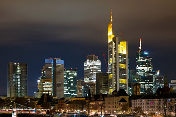 Nächtlicher Blick auf die Skyline von Frankfurt am Main in Hessen, Deutschland 
