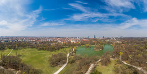 Fototapeta na wymiar Der Kleinhesseloher See im Englischen Garten von München mit einer Drohne als Panorama festgehalten
