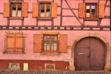 Fototapeta na wymiar Vieille bâtisse rose à Wintzenheim (68124) en Alsace, département du Haut-Rhin en région Grand-Est, France 