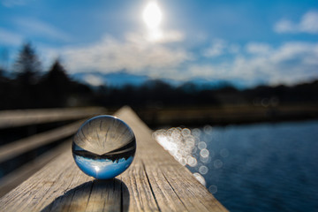 Bola de crital en un lago