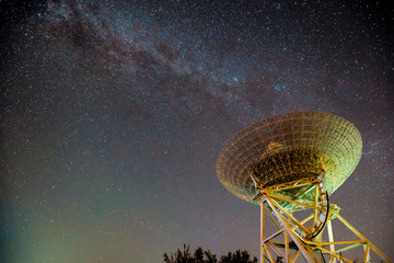 Radio telescopes and the Milky Way at night