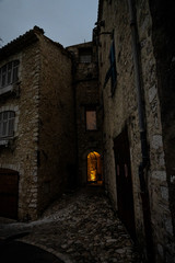 Fototapeta na wymiar Beleuchtetes Fenster in Saint-Paul-de-Vence, Frankreich