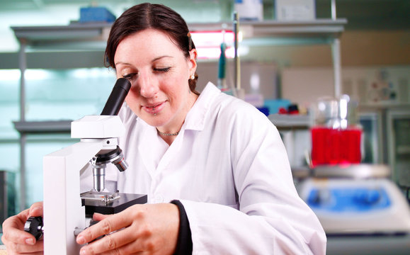  Wissenschaftlerin Untersucht COVID19 Corona virus Probe.