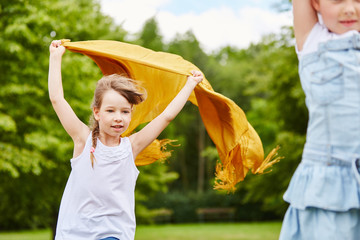 Obraz premium Children playing with the wind and cloth