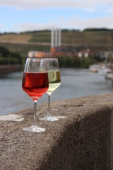Rotwei und Weißwein auf der Mainbrücke Würzburg