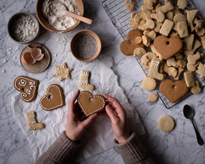Weihnachtsplätzchen werden gebacken und verziert 